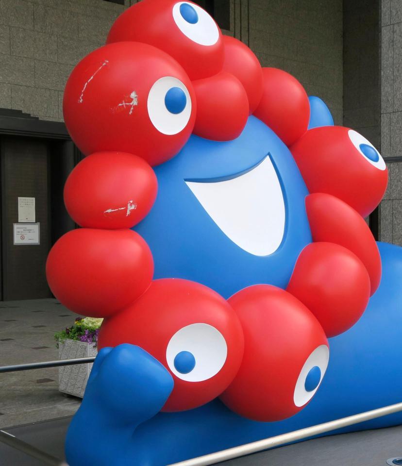 複数の傷（左上部）がつけられた大阪・関西万博の公式キャラクター「ミャクミャク」の像＝13日午前、大阪市役所