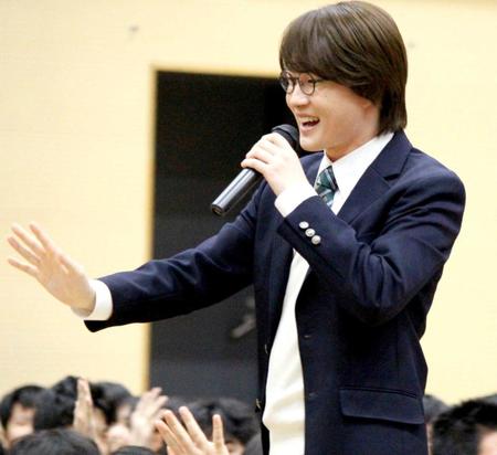 　学生に手を振る神木隆之介