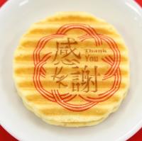 　デイリースポーツに届いた小山慶一郎からのお菓子「鼓月」の千寿せんべい