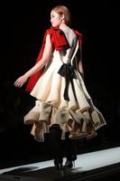 　ランウェイを歩く王林（撮影・堀内翔）