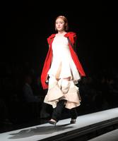 　ランウェイを歩く王林（撮影・堀内翔）