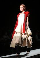 　ランウェイを歩く王林（撮影・堀内翔）