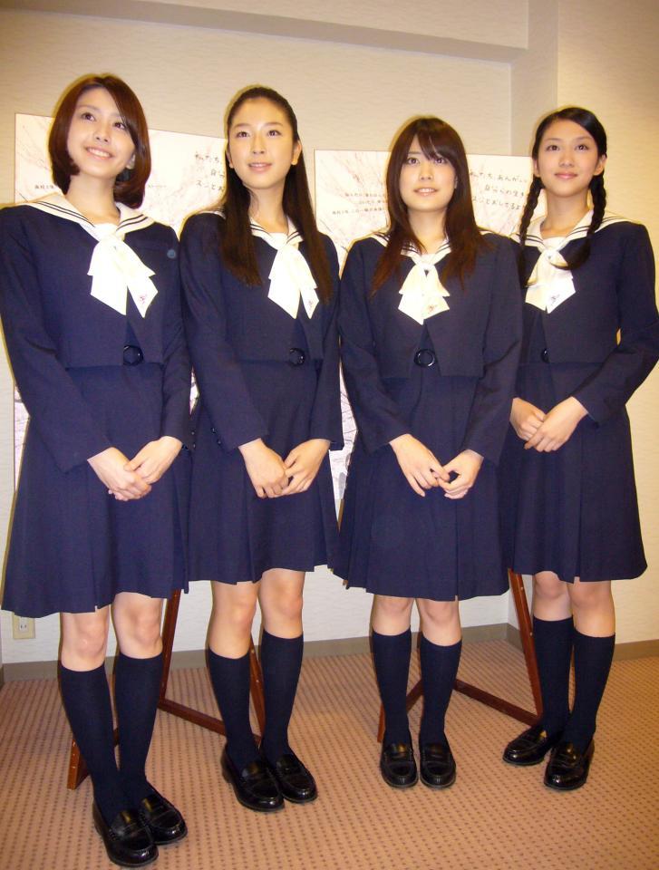 　制服姿を披露した武井咲（右端）＝２００８年