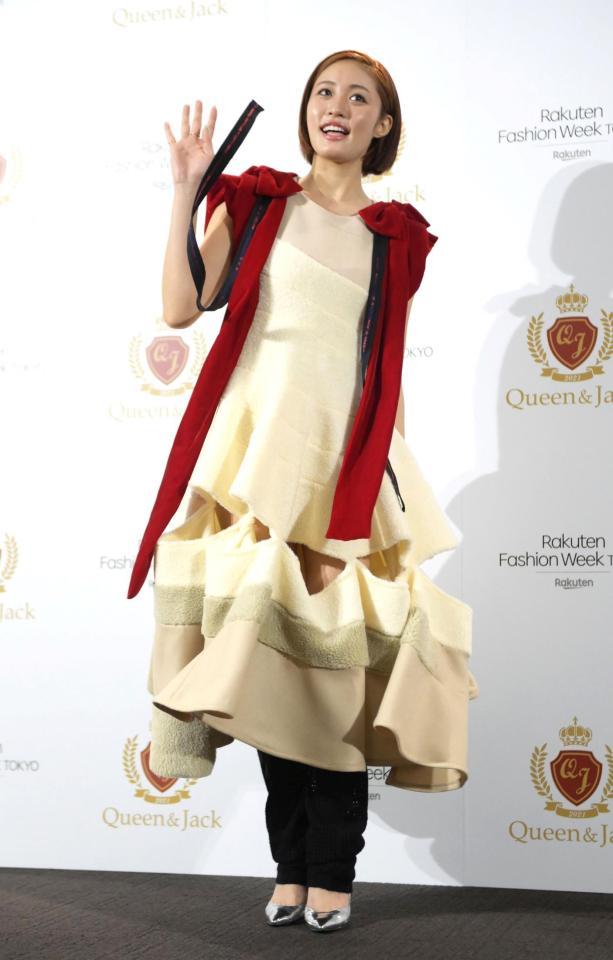 　フォトセッションで手を振る王林（撮影・堀内翔）