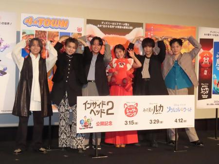 　リクエストされたレッサーパンダポーズを見せる（左から）和田颯、花村想太、大野雄大、佐竹桃華、岩岡徹、工藤大輝＝東京・六本木