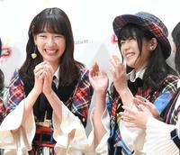 　イベントで笑顔を見せる柏木由紀（左）と横山由依＝２０１８年