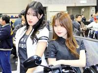 　ハーレーダビッドソンブースの真木しおり（左）、長坂有紗
