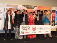 　リクエストされたレッサーパンダポーズを見せる（左から）和田颯、花村想太、大野雄大、佐竹桃華、岩岡徹、工藤大輝＝東京・六本木