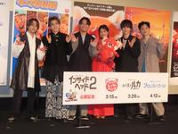 　初日舞台あいさつに出席した（左から）和田颯、花村想太、大野雄大、佐竹桃華、岩岡徹、工藤大輝＝東京・六本木