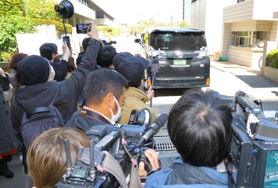 　東京地方裁判所に入るガーシー被告を乗せたと思われる車（写真の一部を加工しています）＝撮影・吉澤敬太