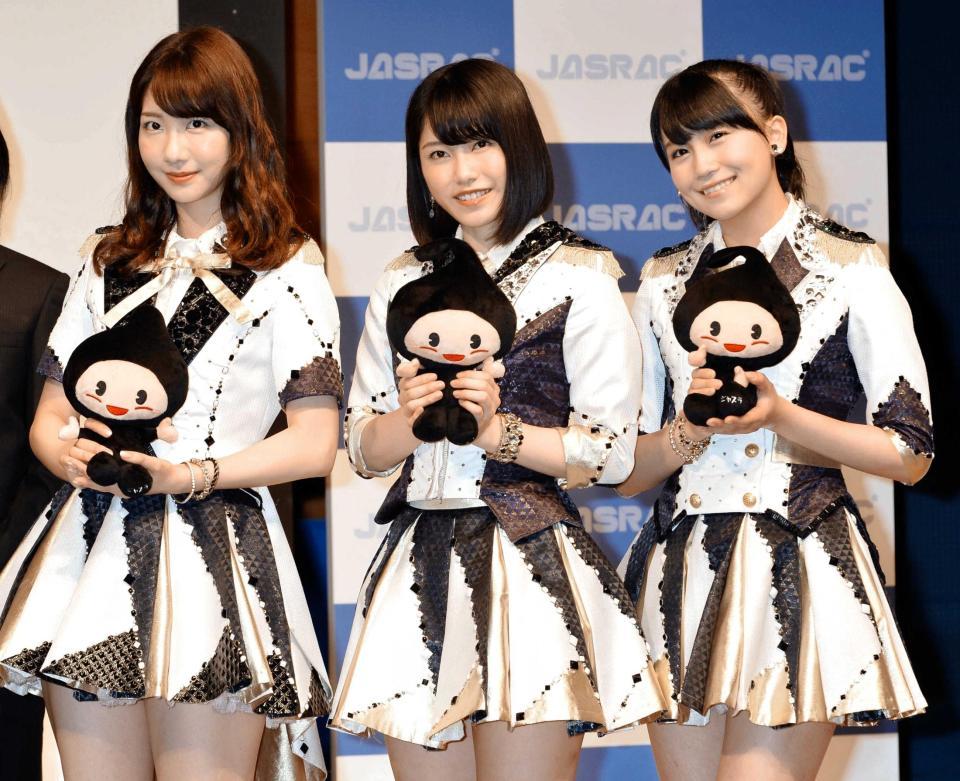 　ＪＡＳＲＡＣ賞贈呈式に登場したＡＫＢ４８の（左から）柏木由紀、横山由依、小嶋真子＝２０１５年