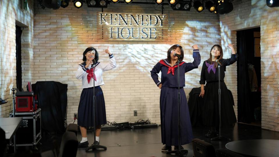 　「アイドルナイト」に登場した（左から）木元ゆうこ、松本明子、小林千絵