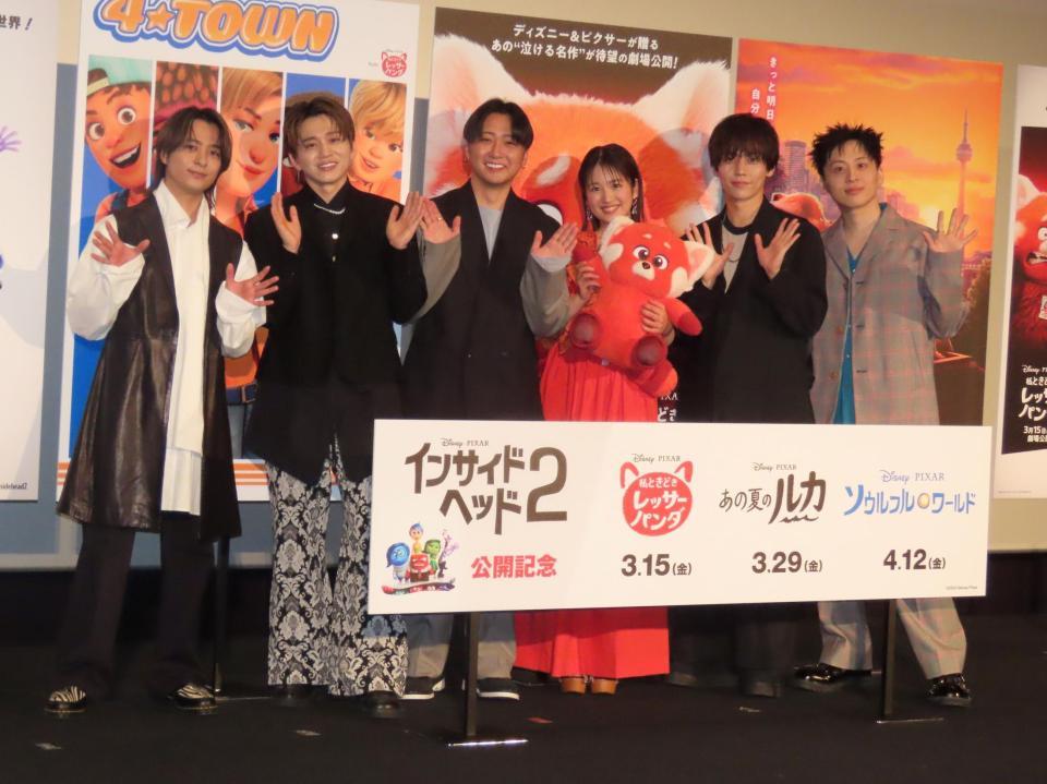 　初日舞台あいさつに出席した（左から）和田颯、花村想太、大野雄大、佐竹桃華、岩岡徹、工藤大輝＝東京・六本木