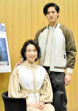 　取材会に出席した若村麻由美（左）と岡本圭人