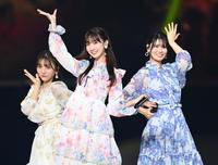 　「フレンチ・キス」の（左から）高城亜樹、柏木由紀、倉持明日香（撮影・棚橋慶太）