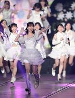 　笑顔でステージを走るＡＫＢ４８・柏木由紀（撮影・棚橋慶太）