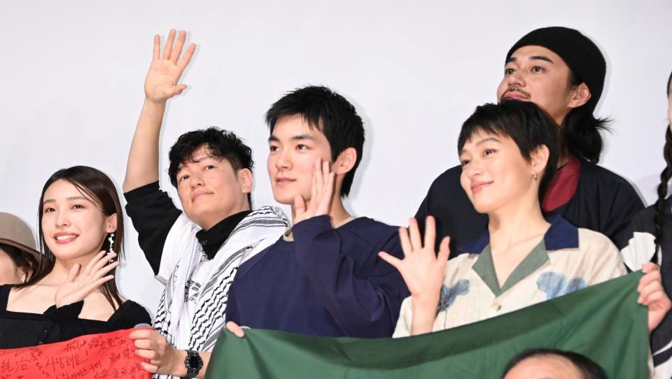 　舞台あいさつに出席した（左から）芋生悠、井浦新、杉田雷麟、コムアイ、東出昌大（撮影・棚橋慶太）