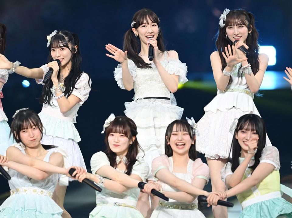 　熱唱するＡＫＢ４８・柏木由紀（後列中央）＝撮影・棚橋慶太