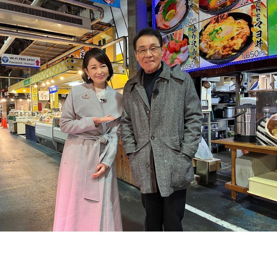 　松丸友紀アナ（左）と故郷の福井を紀行した五木ひろし©ＢＳテレ東