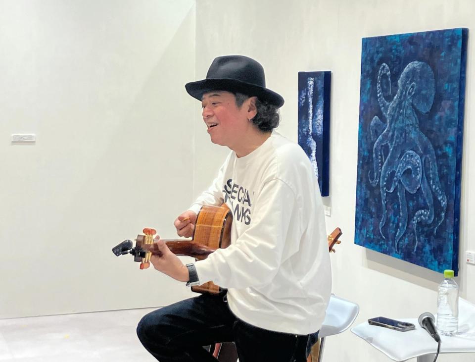 　アート個展「Ｇｕｉｔａｒｔ　Ｉｓｌａｎｄａｒｔ」のミニライブで歌唱する島袋優