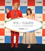 　イベントに出席した秋元真夏（左）、カズレーザー