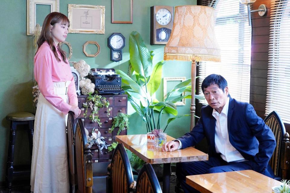 　親子役で共演した明石家さんま（右）と川口春奈