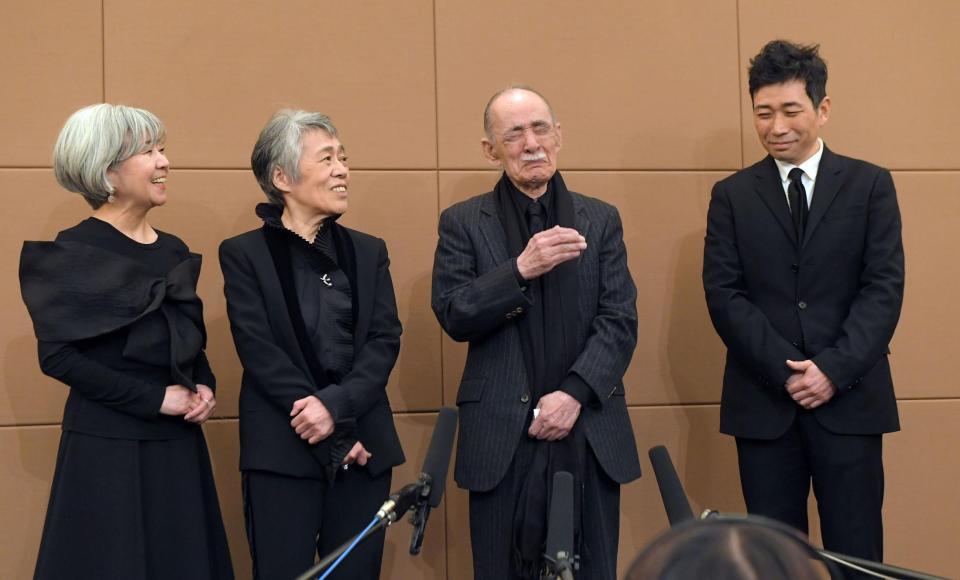 　中村メイコさんの思い出を涙ながらに語る夫・神津善行さん（右から２人目）と笑顔で父を見つめる（左から）次女・神津はづきさん、長女・神津カンナさん、長男・神津善之介さん（撮影・佐藤厚）