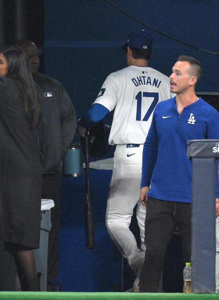 　３打席凡退に終わり、ベンチを引き揚げる大谷（撮影・伊藤笙子）