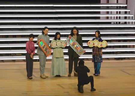 　記念撮影を行った（左から）伊東敏恵アナウンサー、町田啓太、吉高由里子、柄本佑、ファーストサマーウイカ
