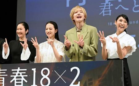 　笑顔でポーズをとる（左から）藤井道人監督、黒木華、清原果耶、道枝駿佑、黒木瞳（撮影・園田高夫）