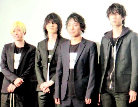 　「ＢＵＭＰ　ＯＦ　ＣＨＩＣＫＥＮ」の（左から）直井由文、藤原基央、升秀夫、増川弘明＝２０１４年撮影