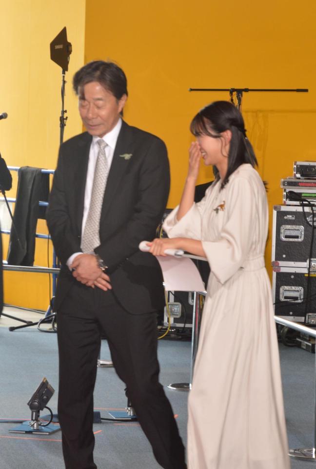 　港浩一社長（左）から何か指摘を受けたのか、赤面する原田葵アナウンサー