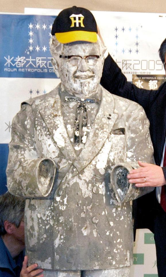 　２４年ぶりに道頓堀川から見つかったカーネル・サンダース人形＝２００９年３月