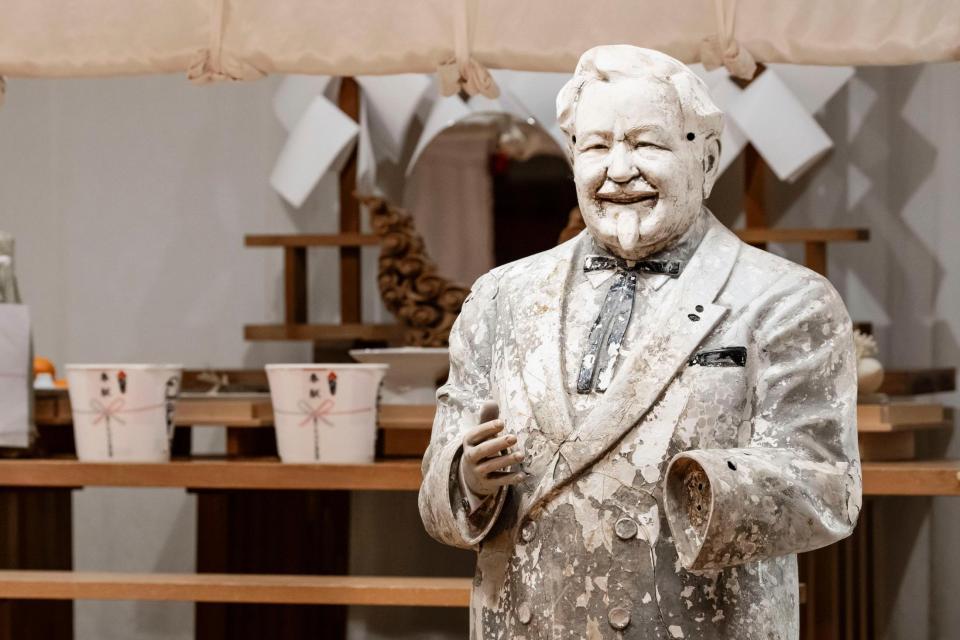 　老朽化したカーネル・サンダース人形。人形納めが行われた＝８日（日本ＫＦＣホールディングス提供）