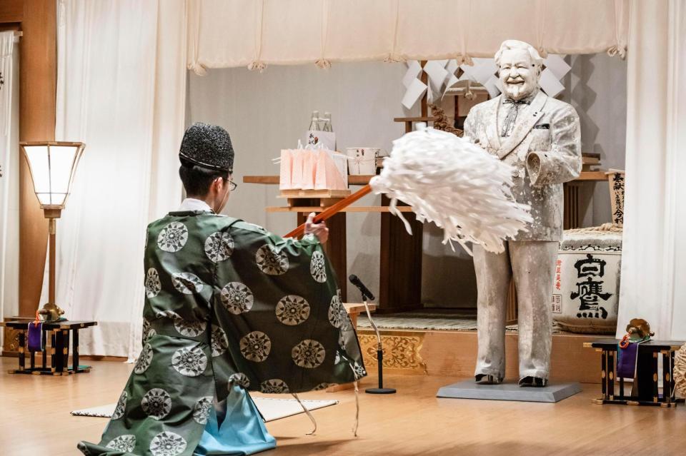 　老朽化したカーネル・サンダース人形。人形納めが行われた＝８日（日本ＫＦＣホールディングス提供）