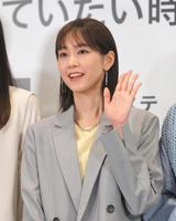 　フォトセッションで手を振る桐谷美玲（撮影・堀内翔）