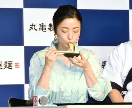 　丸亀製麺の「麺職人を全国すべての店に配置完了」発表会に登場し、試食を行う上戸彩