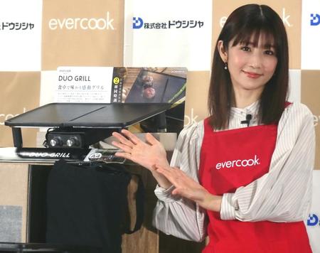 　「ｅｖｅｒｃｏｏｋ」のホットプレートをＰＲする小倉優子