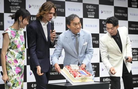 　アンセル・エルゴート（中央左）の誕生日ケーキを見やすいように立てる渡辺謙（中央右）。左は菊地凛子、右は笠松将（撮影・堀内翔）