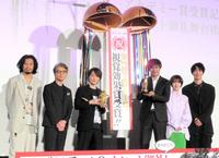 　（左から）青木崇高、吉岡秀隆、神木隆之介、山崎貴監督、浜辺美波、佐々木蔵之介