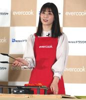 　調理の実演をする小倉優子