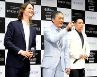 　客席を指さす渡辺謙（中央）。左はアンセル・エルゴート、右は笠松将（撮影・堀内翔）