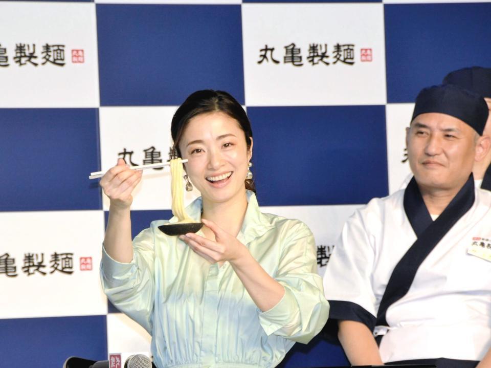 　丸亀製麺の「麺職人を全国すべての店に配置完了」発表会に登場した上戸彩