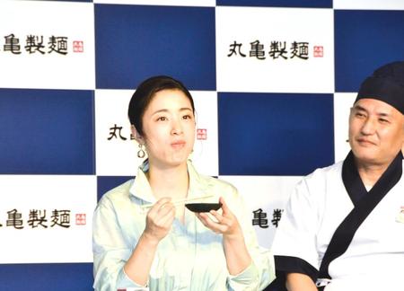 　丸亀製麺の「麺職人を全国すべての店に配置完了」発表会に登場し、試食を行う上戸彩