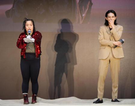 　長尺のボケをかますゆりやんレトリィバァ（左）と笑いをこらえる町田啓太