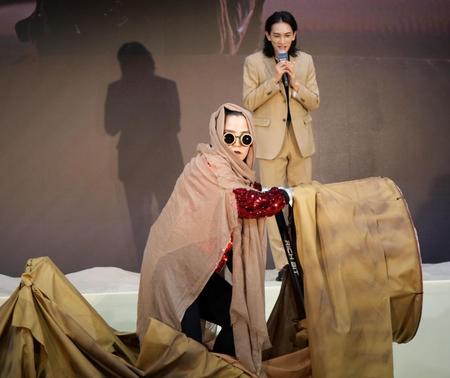 　作中登場の砂虫・サンドワームに乗って登場したゆりやんレトリィバァ（左）とその姿に笑う町田啓太