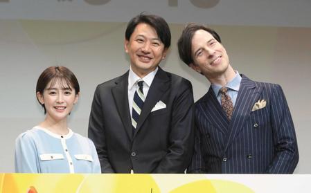 　笑顔で撮影に応じる（左から）宮司愛海アナ、青井実アナ、パトリック・ハーラン