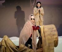 　作中登場の砂虫・サンドワームに乗って登場したゆりやんレトリィバァ（左）とその姿に笑う町田啓太