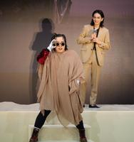 　作品の世界観になりきって登場したゆりやんレトリィバァ（左）とその姿を見守る町田啓太