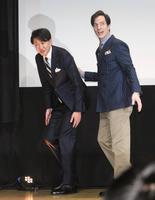 　降壇する青井実アナ。右はパトリック・ハーラン（撮影・堀内翔）